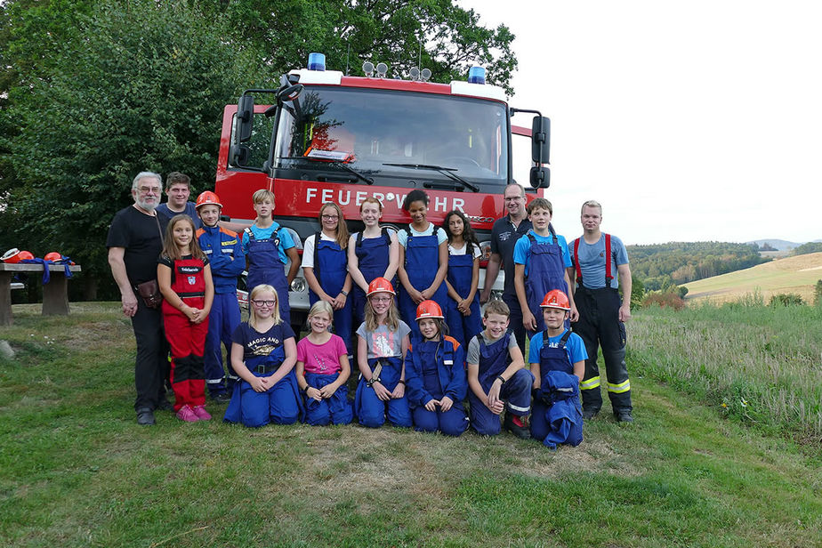 Naumburger Jugendfeuerwehr hilft an der Weingartenkapelle 